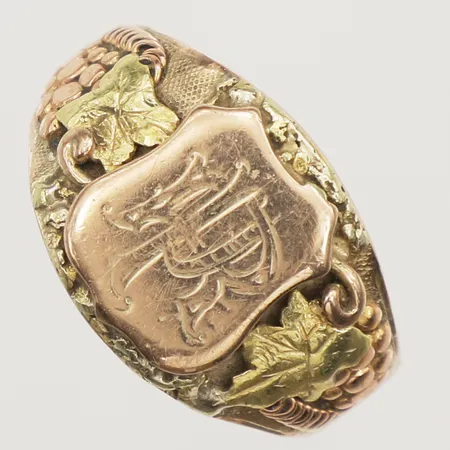 Klackring, tvåtonad, monogramgravyr, stl 20½, bredd 14,5mm, 14K Vikt: 8,5 g