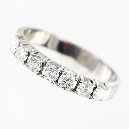 Ring, diamanter 7st totalt 0,81ctv enligt gravyr, stl 19¼, halvallians,  bredd 3-3,5mm, vitguld, 4 klor är förstärkta, 18K.  Vikt: 4,1 g