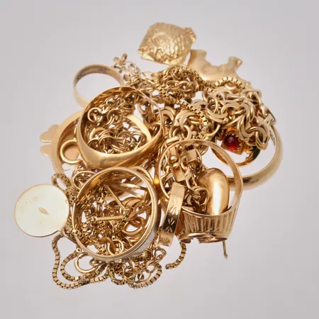 Diverse defekt guld, 18K, vikt 40,84g.