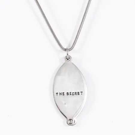 Hänge Efva Attling "The Secret" i silver (925/1000) med kedja (ormlänk) 60 cm. Numrerad 250/1000. Vikt: 18,7g. Stämplad EFVA, 925.