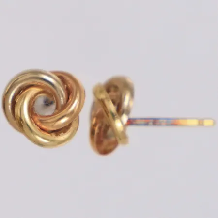 Ett par örhängen, bredd 7mm, snurrebussar saknas, GHA, 18K Vikt: 0,6 g