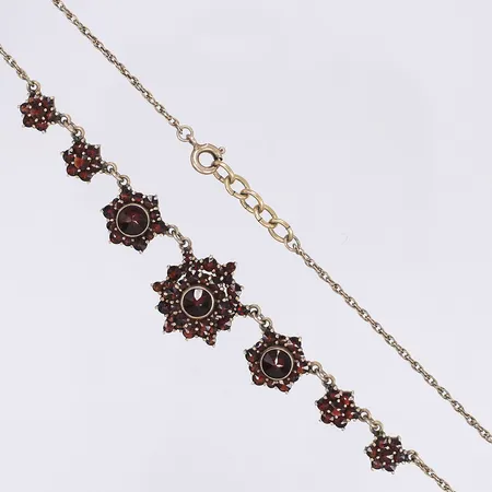 Halscollier med granater, 42-44mm, bredd 1-20mm, sliten kedja, delvis missfärgat, förgyllt ostämplat silver Vikt: 11 g