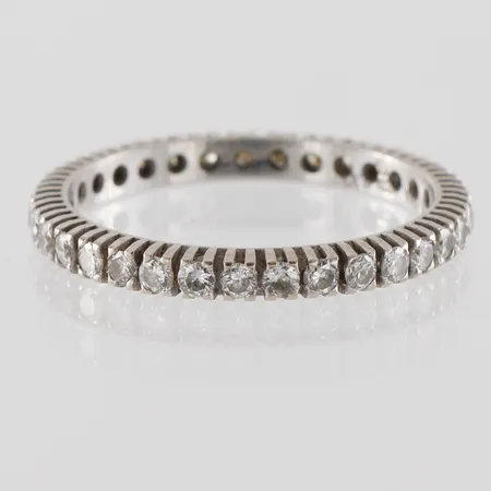 Helalliansring 18k vitguld med 32 st diamanter på ca 0,03ct vardera,WVS,storlek 18 ½ mm,bredd ca 2.4 mm. Vikt: 2,1 g