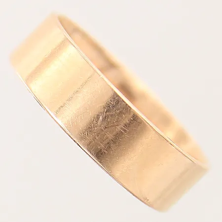 Ring slät, stl 21, bredd 7mm, gravyr, 18K Vikt: 8,7 g
