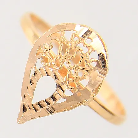 Ring med genombruten dekor, stl 18, bredd 1,5-15mm, skev, 18K Vikt: 1,7 g