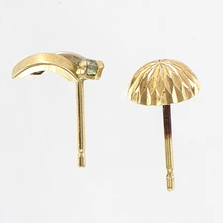 2 udda örhängen, 18K Vikt: 0,4 g