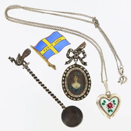 Kedja ca 45cm, trasslig, 2 hängen, stenar saknas, 1 sked 65mm, 1 brosch Silver 830-835/1000 Vikt: 22,8 g