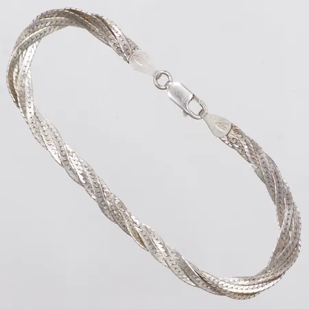 Armband Flätat, 18cm, bredd ca 4mm, något skevt, 925/1000 silver Vikt: 4,8 g