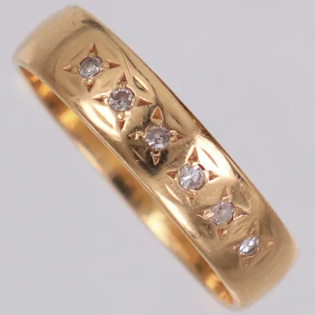 Ring med diamanter 6xca 0,01ct , stl 18¾, bredd 5mm, gravyr, 18K Vikt: 4 g