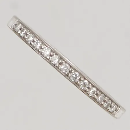 Halvalliansring 13x diamanter 0,13ctv enligt gravyr, Ø17, bredd:2mm, Schalin, originaletui, vitguld, 18K 3,0g.