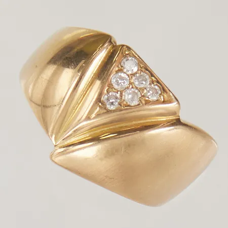 Ring 6x diamanter 0,18ctv enligt gravyr, Ø20½, bredd:5-15mm, 18K 8,7g.