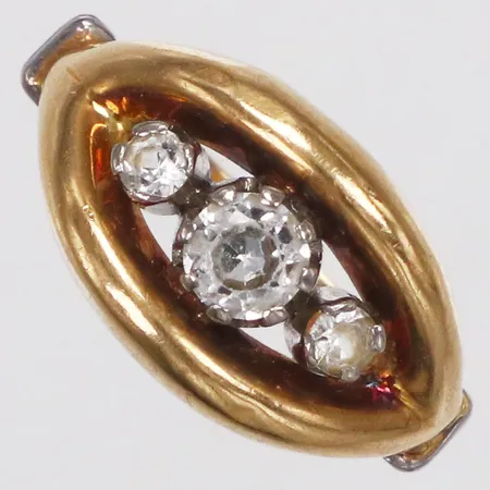 Ring med vita stenar, stl 17½, bredd 2,5-11,5mm, gravyr, vitguldsdetalj, 18K Vikt: 3,7 g