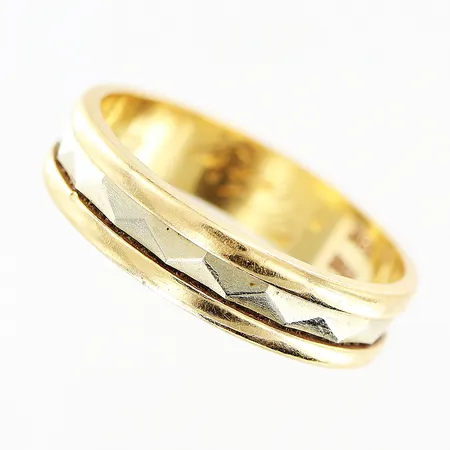 Ring, stl 17½, bredd 4,5mm, gravyr, 18K.  Vikt: 1,8 g