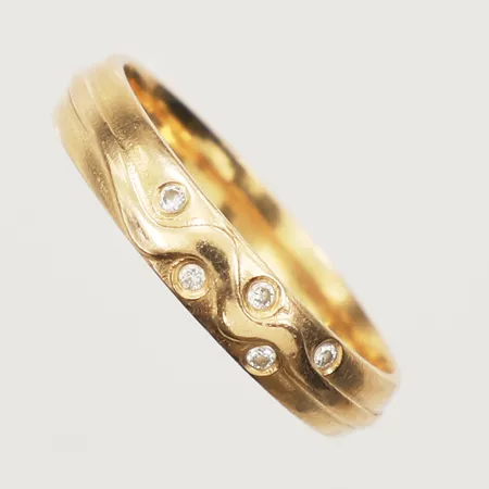 Ring med diamanter, 5xca0,01ct, stl 18½, bredd 3,9mm, Alton, 18K Vikt: 3,7 g