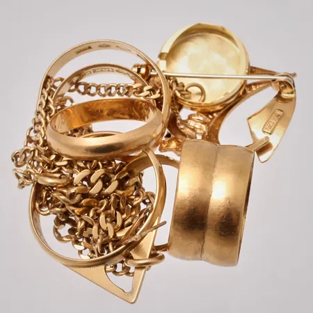 Diverse defekt guld, 18K, vikt 39,1g.