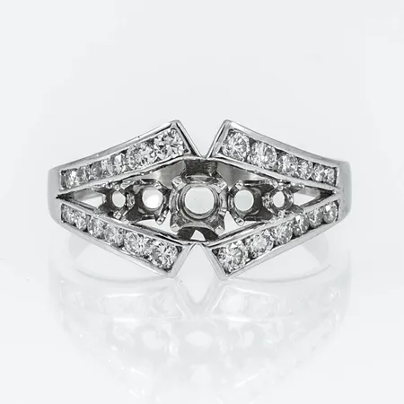 Ring i 18K vitguld (ej komplett, 5 stenar saknas). 24 x briljantslipade diamanter totalt ca 0,76ct. Den är i storlek 18, är mm bred och väger 4,5g. Stämplad HS (Hans Strömdahl, Stockholm), 18K och svensk importstämpel. 