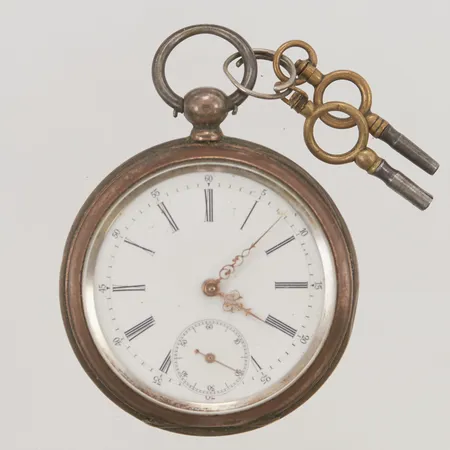 Fickur, 49mm, tillhörande slitna nycklar, gravyr, 800/1000 SIlver.