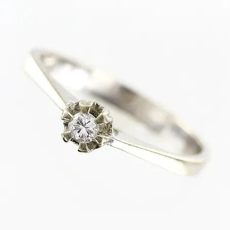 Ring, diamant 0,07ct enligt gravyr, stl 16¾, bredd 2,4mm, i behov av omrodinering, vitguld, 18K. Vikt: 2,1 g