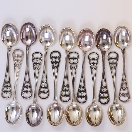 13 Kaffeskedar, längd 10,5cm, schatull, 830/1000 silver Vikt: 144,4 g