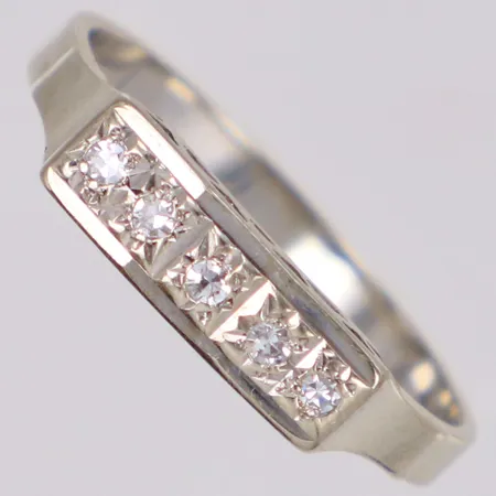 Ring med diamanter 5xca 0,01ct, stl 17¼, bredd 4mm, vitguld, 18K Vikt: 2,1 g