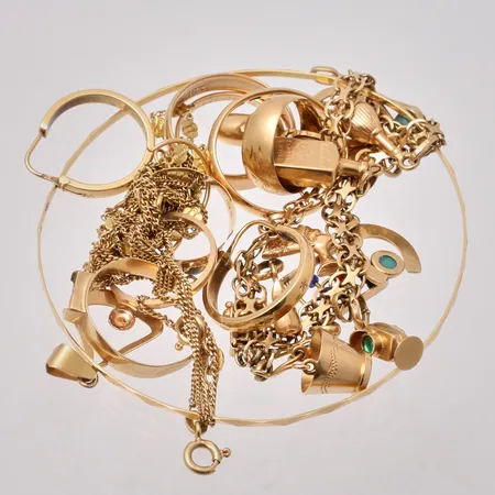 Diverse defekt guld, 18K, vikt 43,85g.