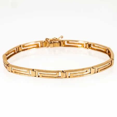 Armband i 14K guld med meandermönster. Det är 17,5 cm långt, 4,5 mm brett och väger 8,8g.