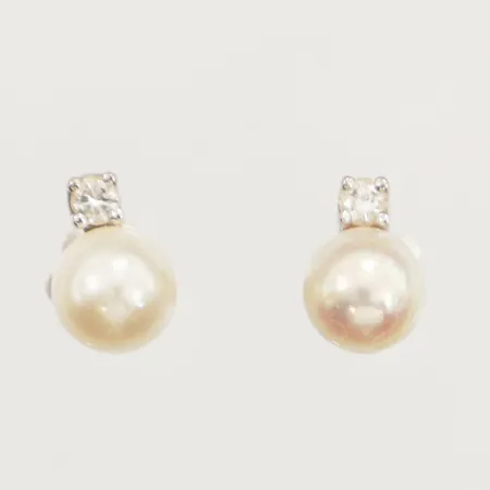 Ett par örhängen med pärlor och diamanter, 2xca0,04ct, längd 8,8mm, bredd 6mm, vitguld, 18K Vikt: 2,2 g