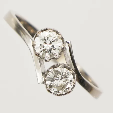 Tvillingring med 2 briljantslipade diamanter 0,55ctv enligt gravyr, stl20, bredd 2-8mm, Ge-Kå-Smyckek G Kaplan, år 1968, vitguld, 18K Vikt: 3,3 g