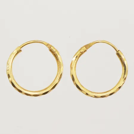 Ett par örhängen creoler med mönsterdekor, Ø14,6mm, 22K Vikt: 1,3 g