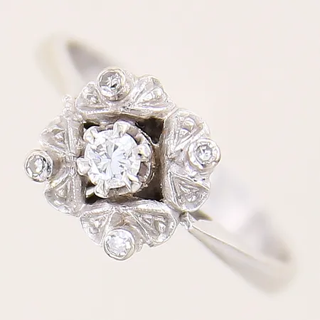 Ring med diamanter 1 x ca 0,10ct, 4 x ca 0,005ct, stl 17¼, bredd 2,7-8,9mm, vitguld, 18K Vikt: 3,6 g