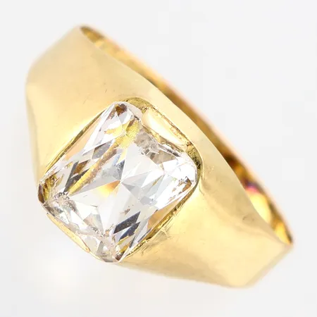 Ring med vit sten, stl 19, bredd ca 10mm, skev skena, 18K  Vikt: 2,6 g