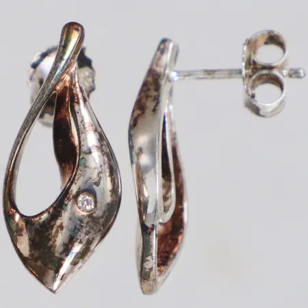 Ett par örhängen med diamanter 2x ca 0,01ct, längd 21mm, bredd 9mm, 925/1000 silver Vikt: 2,7 g