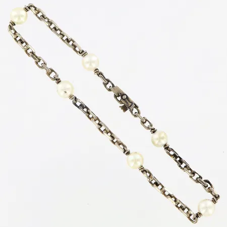 Armband 19cm, odlade pärlor Ø5mm, vitguld 18K  Vikt: 7,9 g