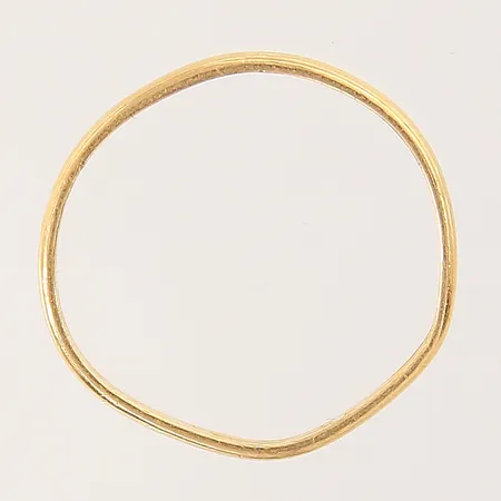 Ring, slät, skev, gravyr, 20K  Vikt: 2 g