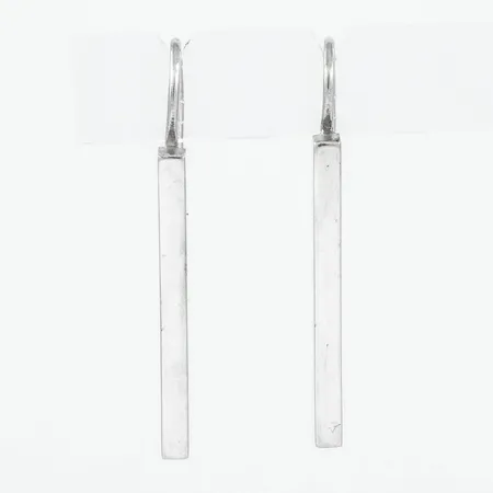 Örhängen stavar i silver. De är 2,5 mm breda, 37 mm långa inkl. krok och väger 4,2g. 