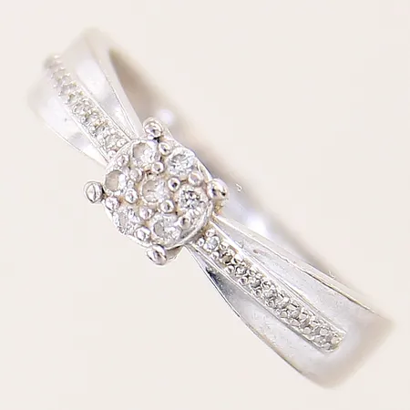 Ring med diamanter, 7Xca 0,01ct, 22xca 0,005ct, stl: 17½, bredd: 1,5mm, vitguld, 18K Vikt: 2,9 g