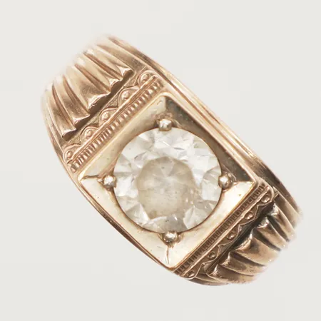 Ring med vit sten, nagg samt slitna fasetter, stl 19¼, bredd 4-11,4mm, 14K Vikt: 8,6 g