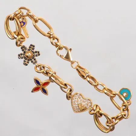 Armband med tre berlocker och två detaljer, längd 18cm, bredd ca 1,5-10mm, 21K.  Vikt: 9,4 g