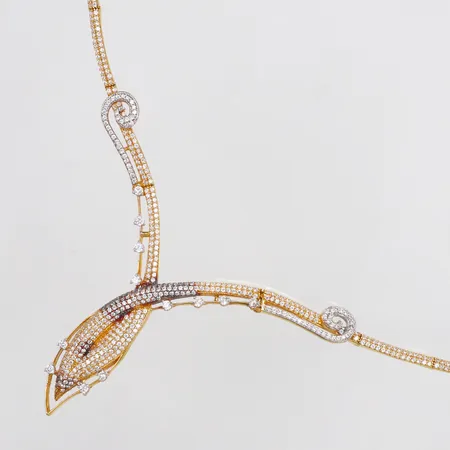 Collier med vita stenar, halvstelt, längd ca42,5cm, bredd 2-66mm, missfärgningar, 21K Vikt: 23 g