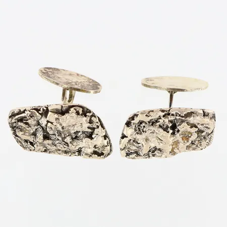 Ett par manschettknappar med oregelbunden dekor, 25x18mm, silver 925/1000 Vikt: 19,3 g