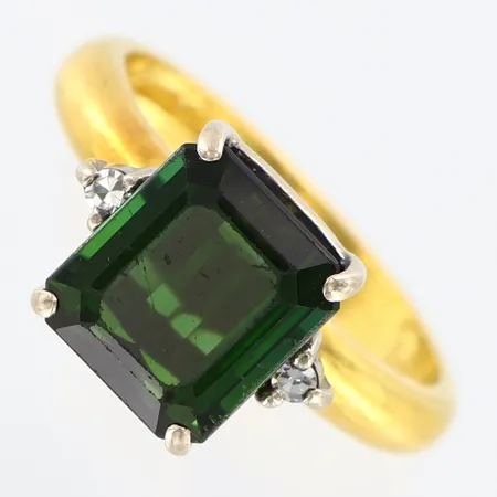 Ring med turmalin samt diamanter 0,02ctv, stl 15¾, bredd 3-9,5mm, slitage på sten, svag gravyr, infattning i 18K vitguld, skenan i 23K, Vikt: 5,7 g