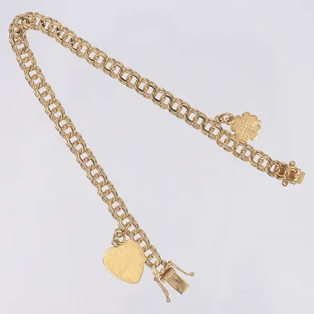 Armband Bismarck med två berlocker 18,5cm, bredd 5mm, ena berlocken graverad, svenska stämplar, 18K Vikt: 10,7 g