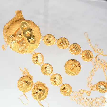 Set Collier 49cm ett par örhängen Ø25mm, ring justerbar 18,5-19,5mm, 21k Vikt: 83,6 g