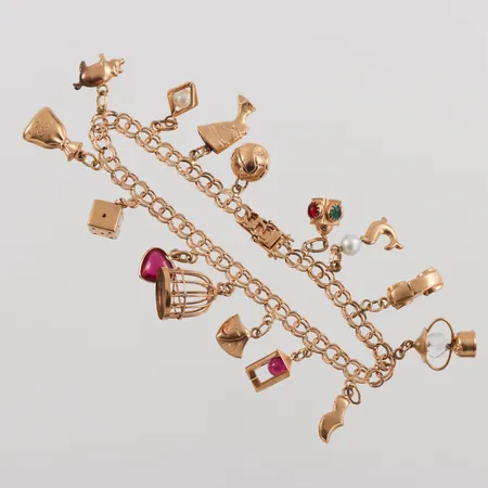 Armband 18k Bismarck med 15 st berlocker,K&EC Göteborg,längd ca 20.5 cm,bredd 5.2 mm. Vikt: 22 g