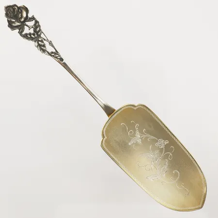 Kakspade med floral dekor, längd 17,5cm, silver 813/1000 Vikt: 24,6 g