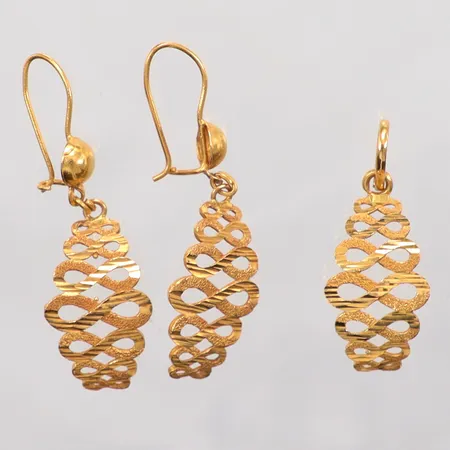 Set ett par örhängen längd 4,5cm bredd 13,6mm, hänge längd 3,2cm, bredd 13,6mm, 21K Vikt: 5,8 g