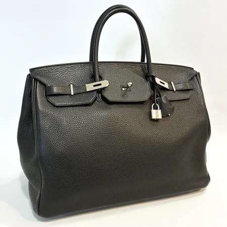 Väska Hermès Birkin Bag 40, svart togoläder, ca 20x28x40cm, beslag i silverfärgad palladium, lås samt nycklar, inköpt Hermès Köpenhamn 2015, dustbag, vita fläckar i bottensöm  Skickas med postpaket.