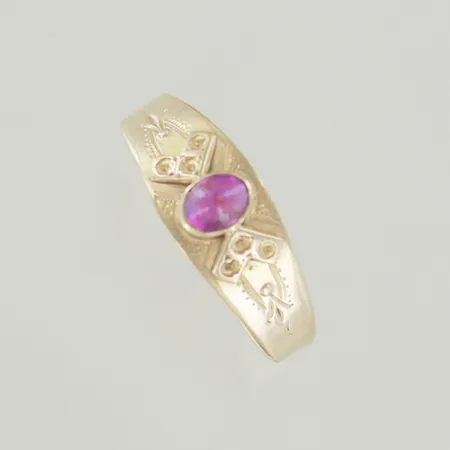 Ring med röd sten, Ø 20½ mm, lite ojämn skena, 18K Vikt: 2,1 g