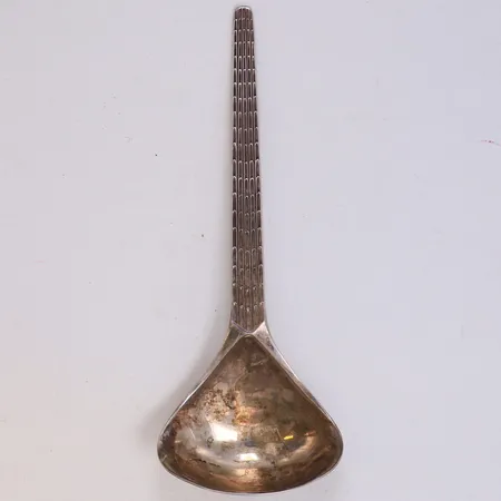 Slev, längd 17,5cm, bredd 6,5cm, 830/1000 silver Vikt: 49,8 g