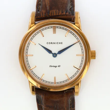 Herrur Corniche Heritage 40, Ø40mm, rosémetall, viklås, slitet läderband, repa på glas, batteribyte krävs